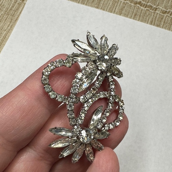 Sparkling Vintage Silver Rhinestone Floral loop Brooch - Picture 3 of 5